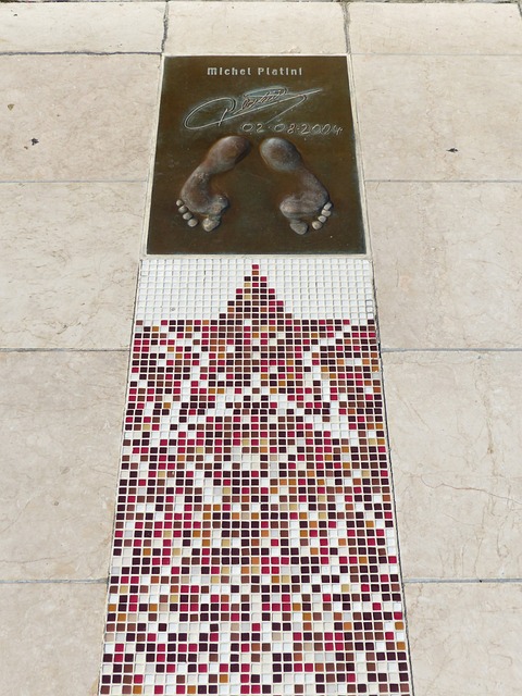 于是